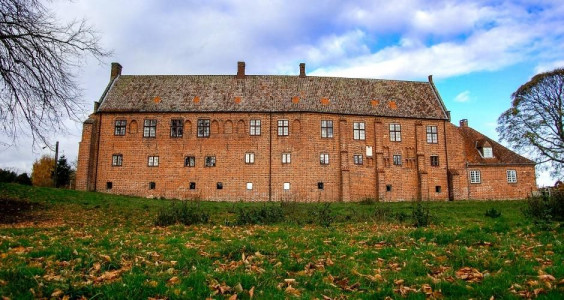 ESRUM KLOSTER & MØLLEGÅRD